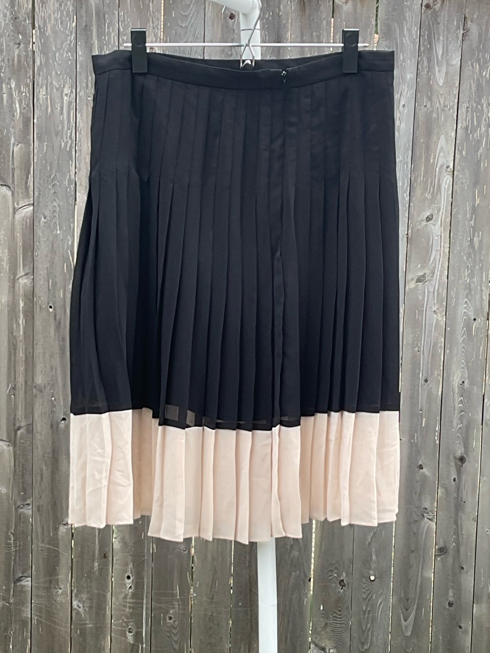 Ann Taylor Black and Cream Pleated Skirt